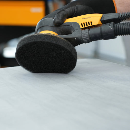 Mirka AbraClean Reinigungspad Ø 150 Anwendung mit Mirka DEROS Exzenterschleifer
