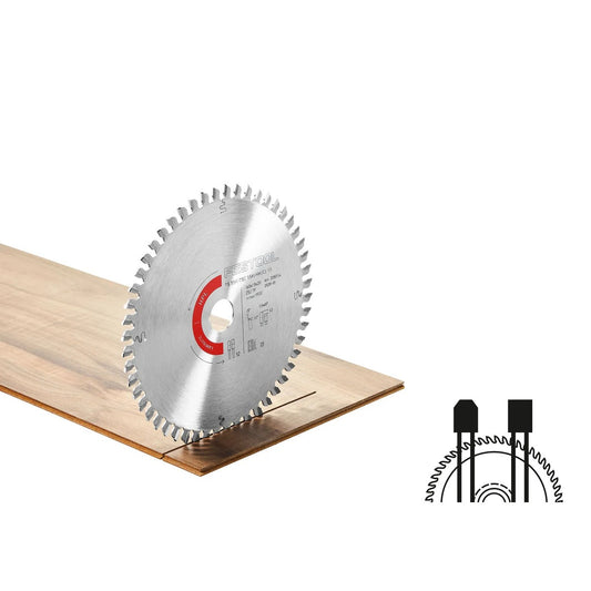 Festool Kreissägeblatt LAMINATE/HPL HW mit roten Zahnflanken auf Holzplatte, daneben Zahnform-Symbol