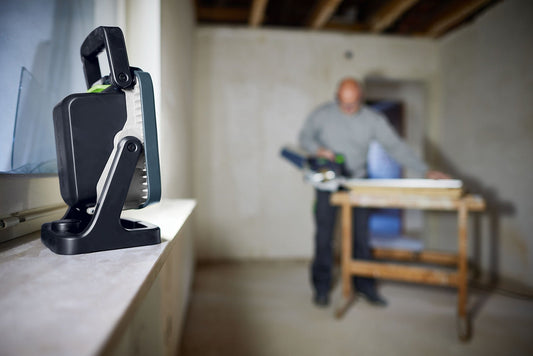 Festool SYSLITE KBS C Akku-Baustrahler auf Werkbank, schwenkbar, 5000 Lumen LED-Baustelle
