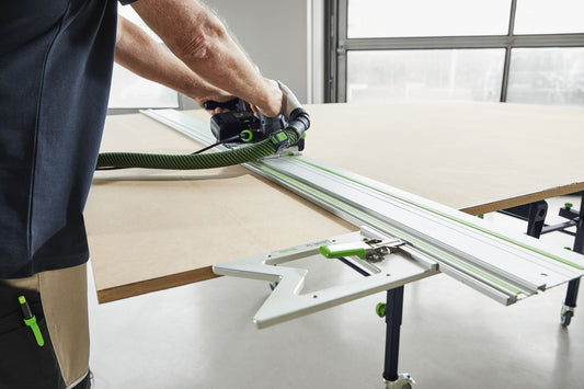 Festool Winkelanschlag FS-WA/90° bei 90°-Zuschnitt an Führungsschiene, Anwendung an Plattenzuschnitt