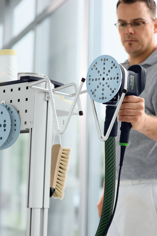Festool Workcenter WCR 1000 mit Absauganlage und Lochwand, Handwerker präsentiert Schleifteller