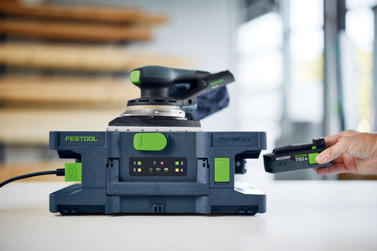 Festool Schnellladegerät SYS-MC 6/4 mit vier Akkus parallel laden, LED-Anzeige und Systainer-Integration mit grünen Griffen