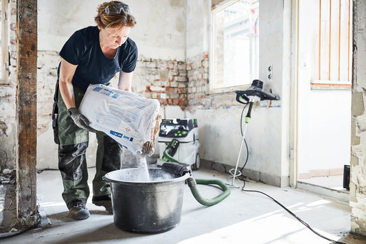 Festool Rührwerk MX 1200 RE EF HS3R beim Mischen in Eimer mit MX-Absaugung in Baustelle