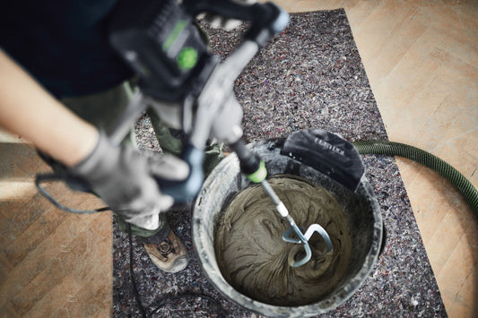 Festool Absaugung MX-A beim Anrühren von Mörtel mit Staubabsaugung in Eimer geklemmt
