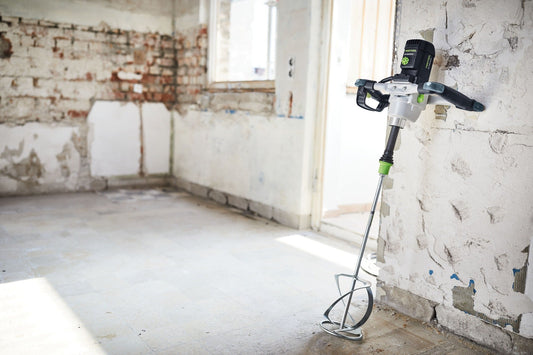 Festool MX 1600/2 RE EF HS3R Rührwerk im Einsatz beim Mischen an Baustelle mit Rührkorb