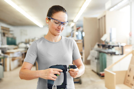 Festool CXS 18 Akku-Bohrschrauber in Anwendung, Handgriff und C-Form in Werkstatt
