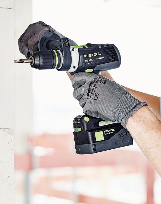 Festool DRC 18/4 Akku-Bohrschrauber mit Ersatzbohrer, 18V Batterie und Schutzhandschuhen in Anwendung