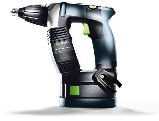 Festool Akkuschrauber DWC 18-4500 mit Magazin für Schnellbauschrauben, grüne Aktuell-Anzeige sichtbar.