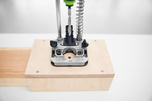 Festool MB 40 Mobiler Bohrvorsatz mit Tiefeneinstellung und Grundplatte auf Holzwerkstück montiert