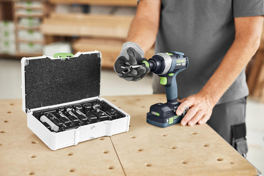 Festool Forstnerbohrer-Set SYS3 S 76-FB mit Bohrern in Systainer, Akku-Bohrmaschine und Zubehör auf Werkbank