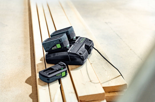 Festool 18V Akkupacks HP5,0 und TCL6DUO Schnellladegerät auf Holzplatten, Lieferumfang des Energie-Sets