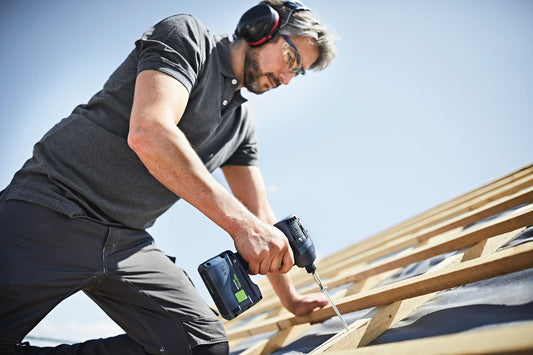 Festool TID 18 Akku-Schlagschrauber beim Verschrauben von Holzbalken auf der Baustelle mit Schutzbrille