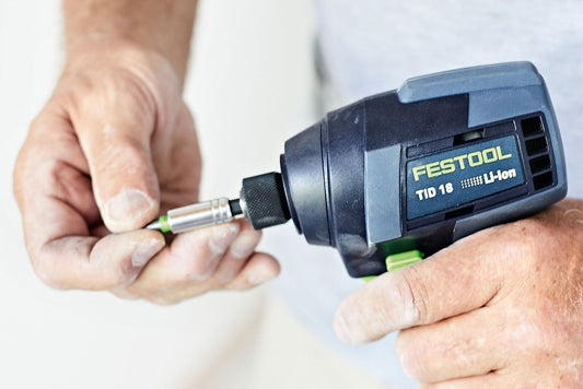 Festool TID 18 Akku-Schlagschrauber mit eingestecktem Bit in der Hand, Bitkassette mit Magnet-Bithalter