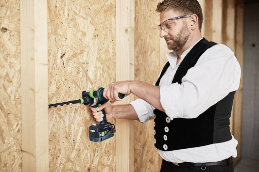 Festool QUADRIVE TPC 18/4 Akku-Schlagbohrschrauber beim Bohren in Holz, Anwendungsbeispiel mit FastFix-Aufsatz