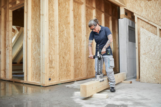 Festool GD 320 Zimmerei-Bohrständer beim Bohren in Holz mit rechtwinkliger Präzision auf Baustelle