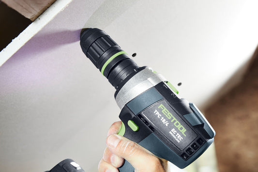 Festool Tiefenanschlag DC UNI FF mit FastFix-Schnittstelle in Hand, Anwendungsposition zeigend