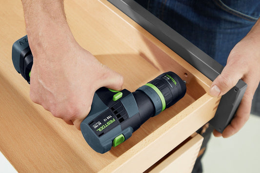 Festool TXS 12 Akku-Bohrschrauber in Anwendung beim Verschrauben in Holzwerkstück, FastFix-Schnittstelle sichtbar