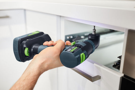 Festool Winkelvorsatz AN-XS in Hand bei Anwendung an Engstellen, schwarzgraues Elektrowerkzeug mit grünen Akzenten