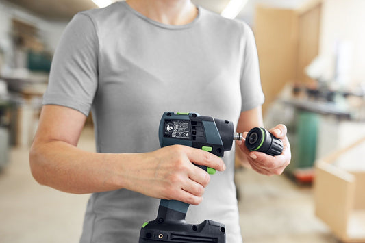 Festool TXS 18 C Akku-Bohrschrauber mit FastFix-Schnittstelle und auswechselbarem CENTROTEC-Aufsatz in Hand