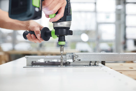 Festool Zentrierbohrer ZB HS D 5 EURO CE bei der Anwendung, Bohrung in Werkstück mit gefederter Führungshülse