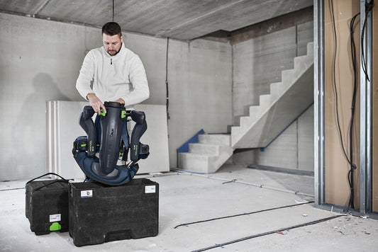 Festool ExoActive EXO 18-Basic Exoskelett mit Systainer und Akkus, Anwendung beim Überkopfarbeiten