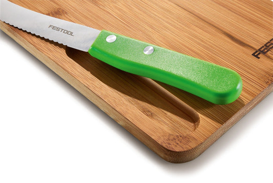 Festool Vesper-Set VS-FT1 Allzweckmesser mit grünem Griff auf Bambus-Schneidebrett mit Magnethalterung
