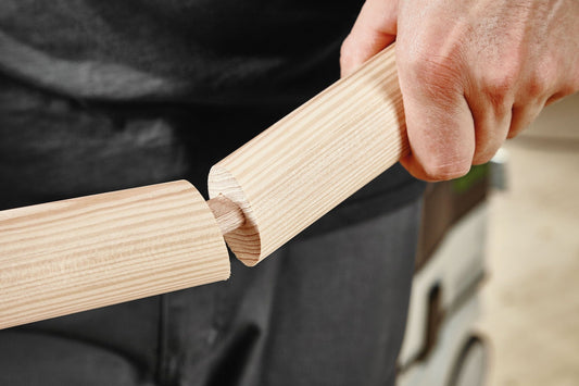 Festool DOMINO XL Dübel Buche in der Hand, Verbindung zweier Holzteile mit verdrehsicherer Dübelform