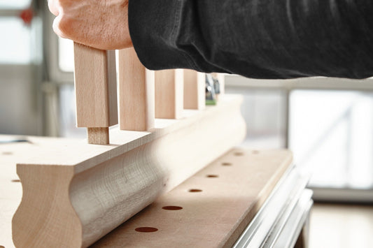 Festool DOMINO Dübelstange Sipo wird in Holzwerkstück eingeführt, Anwendungsbeispiel Dübelsystem