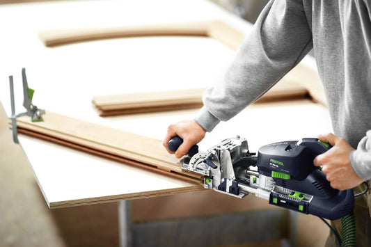 Festool Dübelfräse DOMINO XL DF 700 EQ-Plus bei Anwendung auf Sperrholzplatte, Pendelfräsprinzip in Aktion