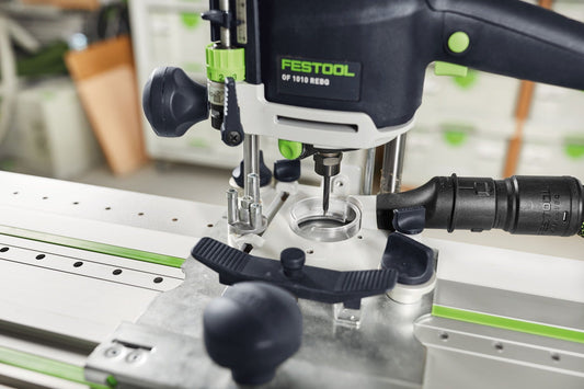 Festool OF 1010 Oberfräse mit Führungsschiene auf Werkstück beim Präzisionsfräsen mit Spannhebelklemmen