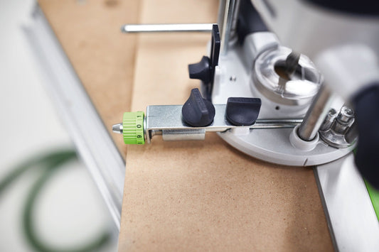 Festool Feineinstellung FE-FS/SZ-OF 1010 mit grüner Skala auf Führungsanschlag montiert