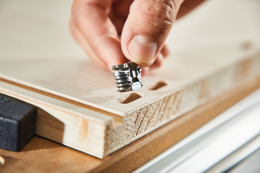 Festool Eckverbinder KV D8/50 wird in Holzplatte eingesteckt, Anwendungsbeispiel DOMINO Verbindungssystem