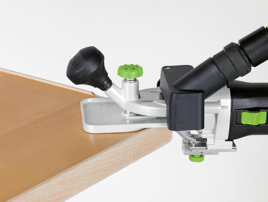 Festool Frästisch FT-MFK 700 beim Bündigfräsen von Kantenumleimer mit 1,5° Neigung auf Holzwerkstück