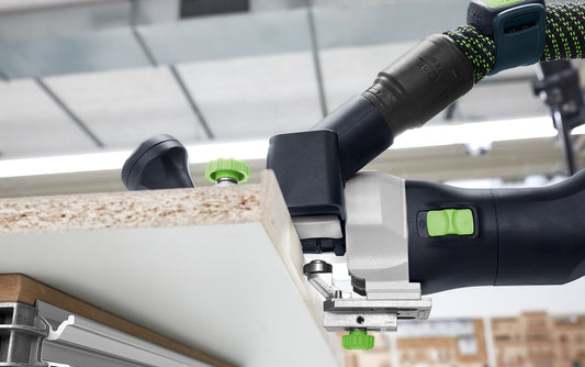 Festool MFK 700 EQ-Plus Kantenfräse beim Fräsen einer Kante mit grünem Anschlagstift und Feineinstellung