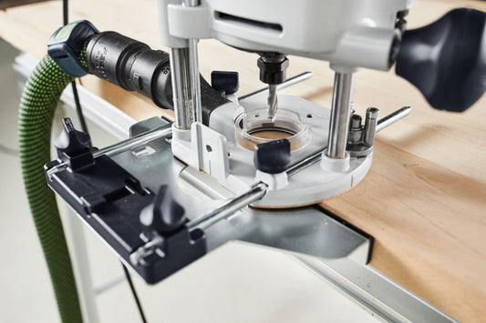 Festool Spiralnutfräser HW mit 8 mm Schaft in Oberfräse montiert, Anwendungsbeispiel beim Fräsen einer Nut in Holzwerkstoff