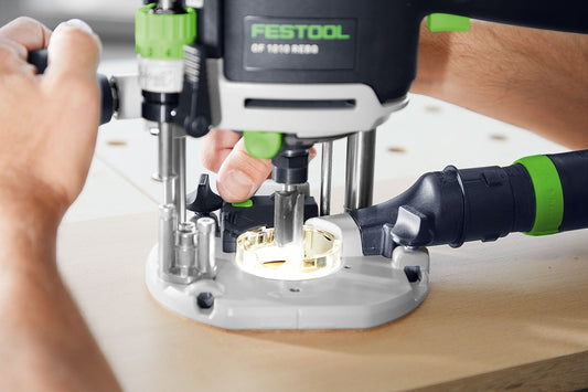Festool OF 1010 REBQ Oberfräse mit LED-Lichtring bei Fräsarbeit auf Holzwerkstück, Bedienung sichtbar