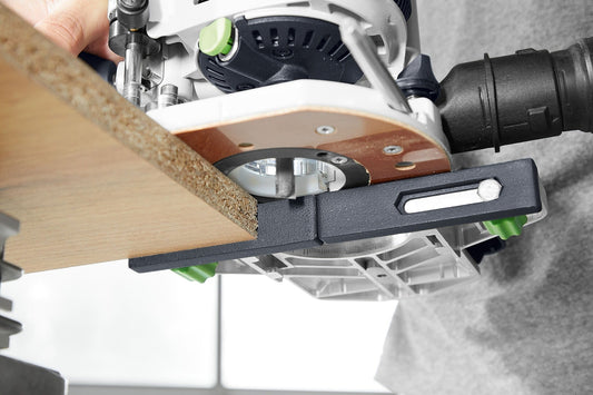Festool Seitenanschlag bei der Anwendung an Oberfräse, Parallelführung am Holzwerkstück