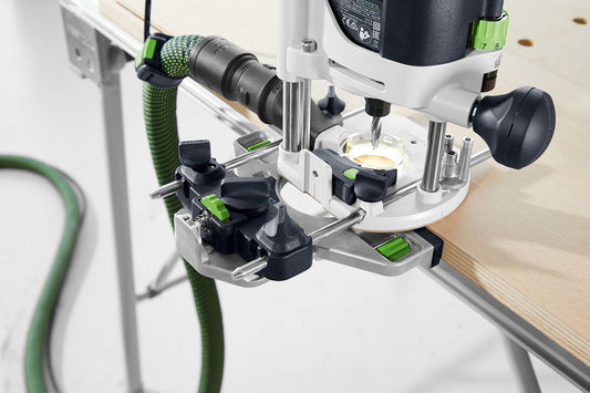 Festool Oberfräse OF 1010 REBQ mit LED-Lichtring bei Fräsarbeit an Holzwerkstück mit Absaugschlauch