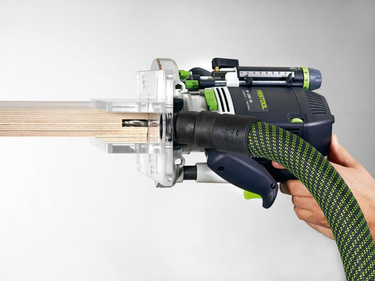 Festool OF-FH 2200 Fräshilfe an Oberfräse beim Fräsen an schmaler Werkstückkante