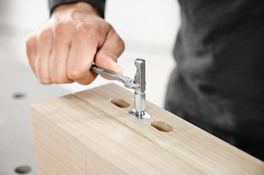 Festool Ankerbolzen SV-AB D14/32 wird in Holz eingedreht zur stabilen Eckverbindung