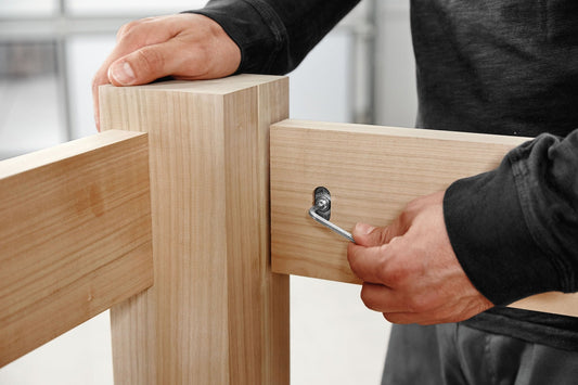 Festool Abdeckkappe SV-AK D14 slr/32 Anwendung beim Verschließen von Dübelfräsungen an Holzverbindungen.