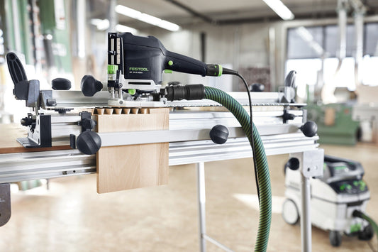 Festool OF 1010 REBQ Oberfräse mit Schablone auf Führungsschiene bei Schwalbenschwanzbearbeitung in Werkstatt