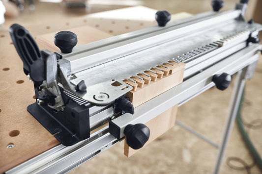 Festool VS 600 SZO 20 Schablonen-Set mit Exzenterrädern auf Werkstück für Schwalbenschwanz-Verbindungen