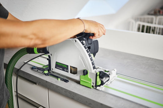 Festool TS 60 K Tauchsäge mit FS-EP Positionsanzeiger und grüner Führungsschiene bei Eintauchschnitt