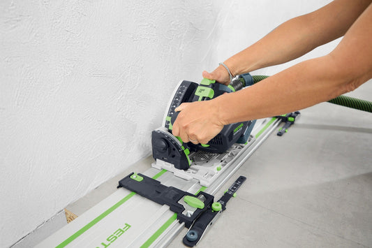 Festool FS-EP TS/TSC55 Eintauch-Positionsanzeiger bei Anwendung an Tauchsäge mit Führungsschiene an Wand