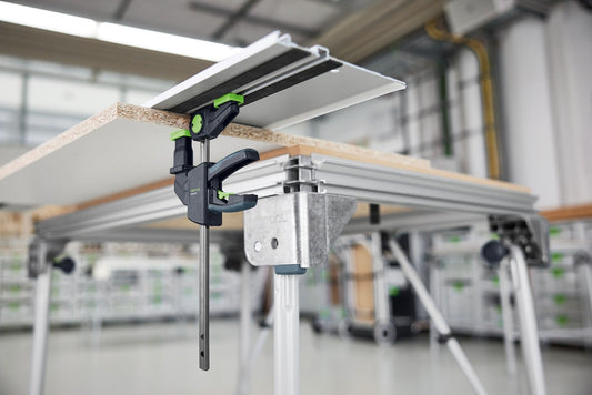Festool FS-EZ 150/2 Einhandzwinge spannet Holzwerkstück an Führungsschiene in Werkstatt.