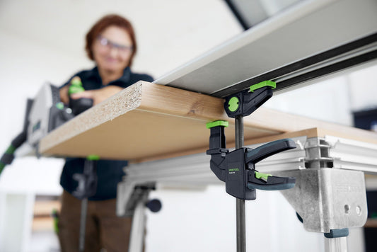 Festool Eintauch-Positionsanzeiger FS-EP mit Einhandzwinge FS-EZ 150 beim Fixieren an Führungsschiene an Holzwerkstück