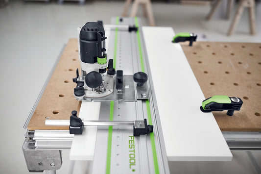 Festool Seitenanschlag auf Führungsschiene mit Oberfräse, Feineinstellung und Führungsbacken für präzises Fräsen