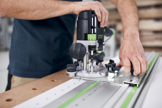 Festool Führungsschienen-Adapter FS-OF 1010 im Einsatz beim Fräsen auf Führungsschiene mit Oberfräse