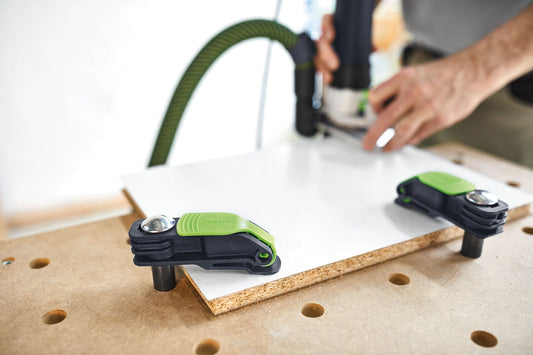 Festool Hebelzwinge MFT-HZ 80 mit grünem Klemmhebel auf Multifunktionstisch im Einsatz